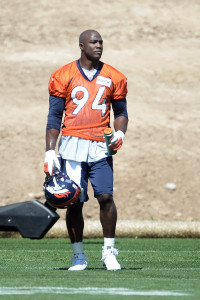 Report: DeMarcus Ware takes a pay cut to stay with the Broncos