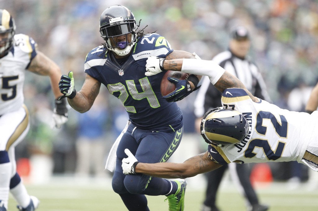 Marshawn Lynch dons Kam Chancellor's jersey at practice