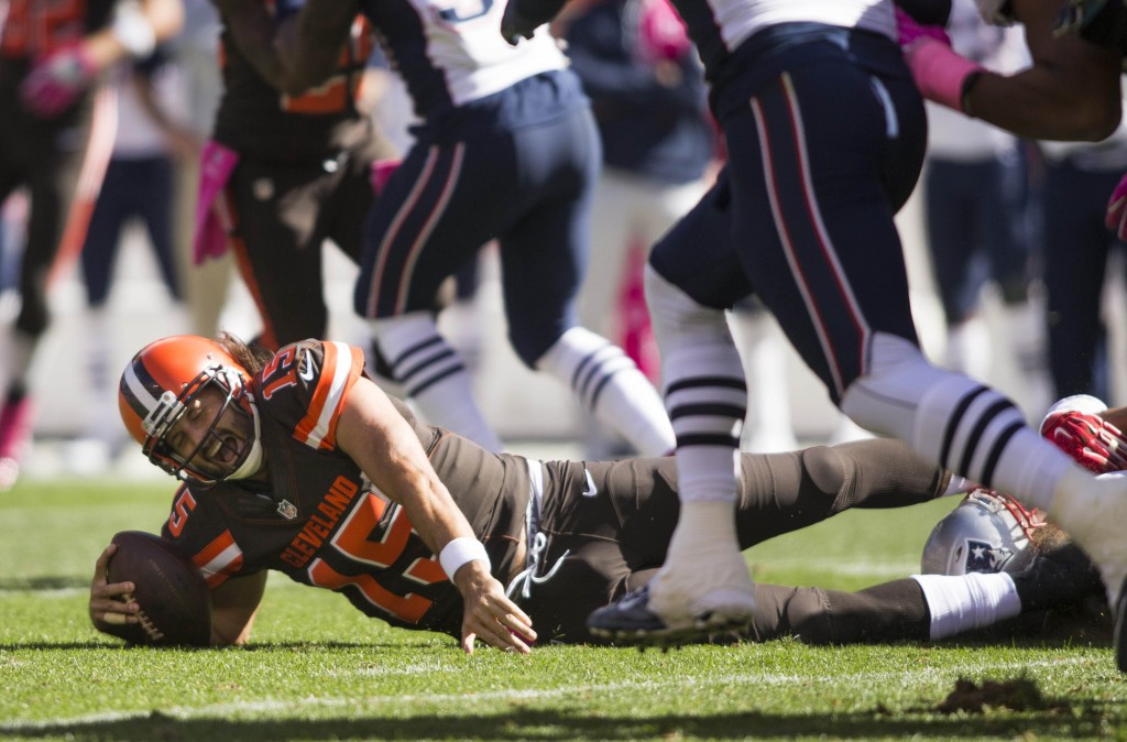 Cleveland Browns quarterback Charlie Whitehurst (15) looks to pass during  an NFL football game against the New England Patriots, Sunday, Oct. 9,  2016, in Cleveland. New England won 33-13. (AP Photo/David Richard