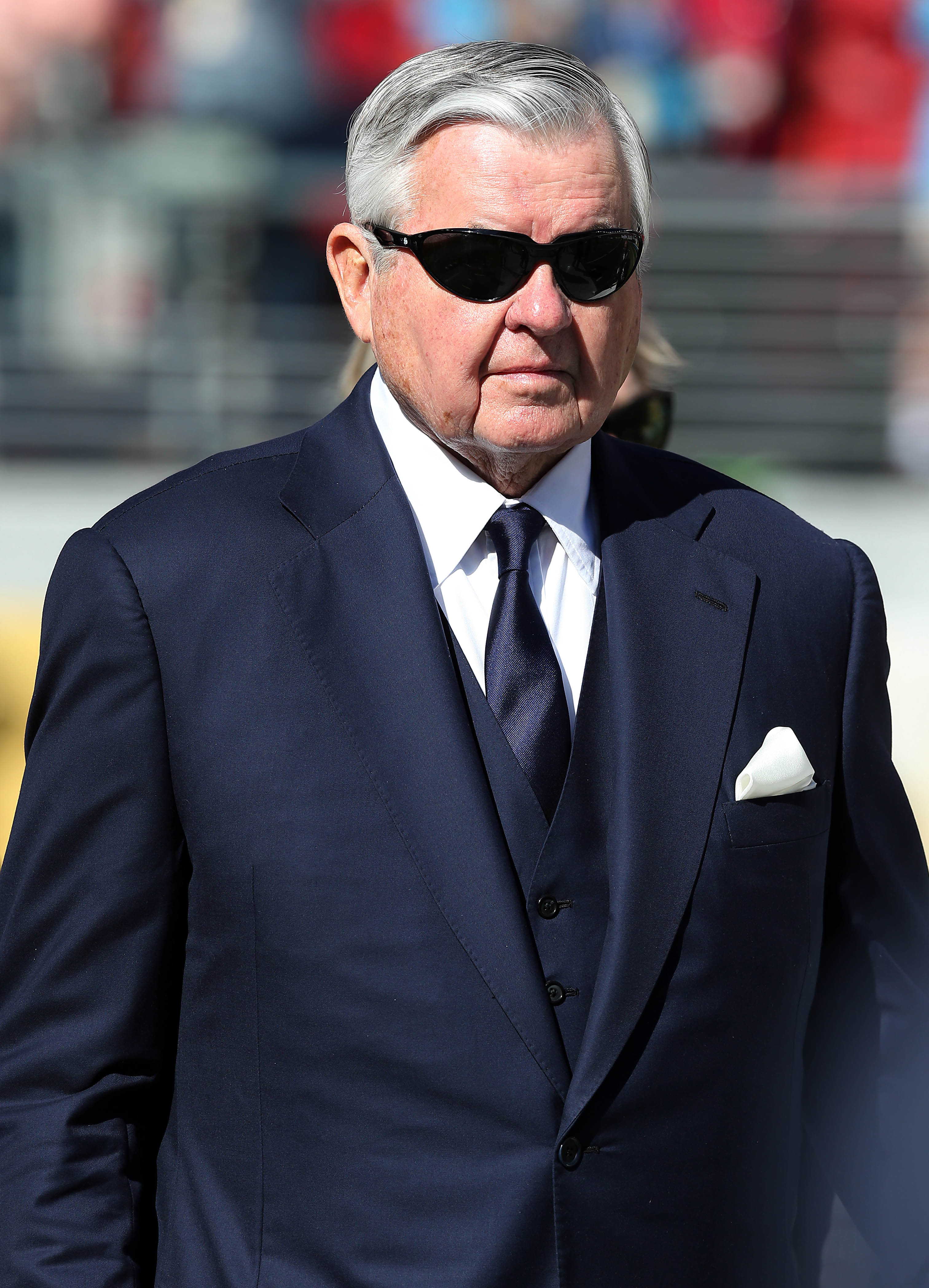 Panthers owner Jerry Richardson steps aside, effective immediately