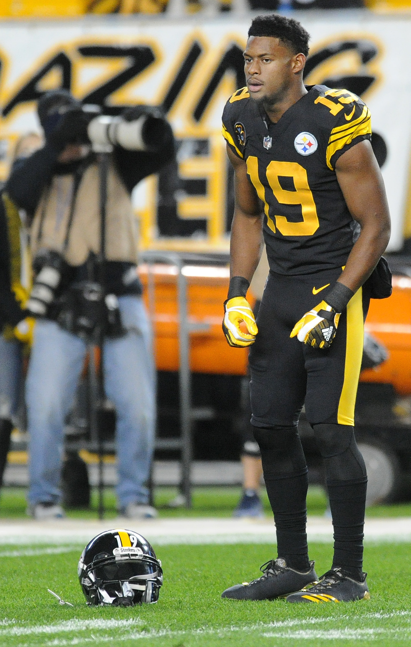 JuJu Smith-Schuster's back in school, wearing his Steelers jersey and pads  