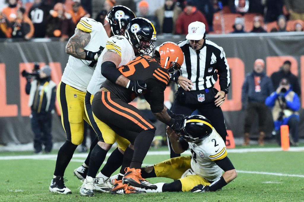 Myles Garrett ejected after assaulting QB Mason Rudolph with helmet in the  final seconds of Browns vs. Steelers game