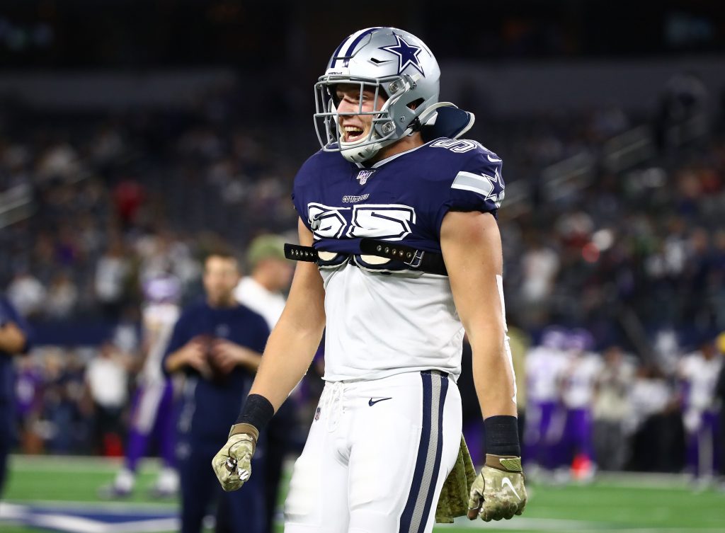 Frmd Leighton Vander Esch Cowboys Signed 16 x 20 Howling Photo