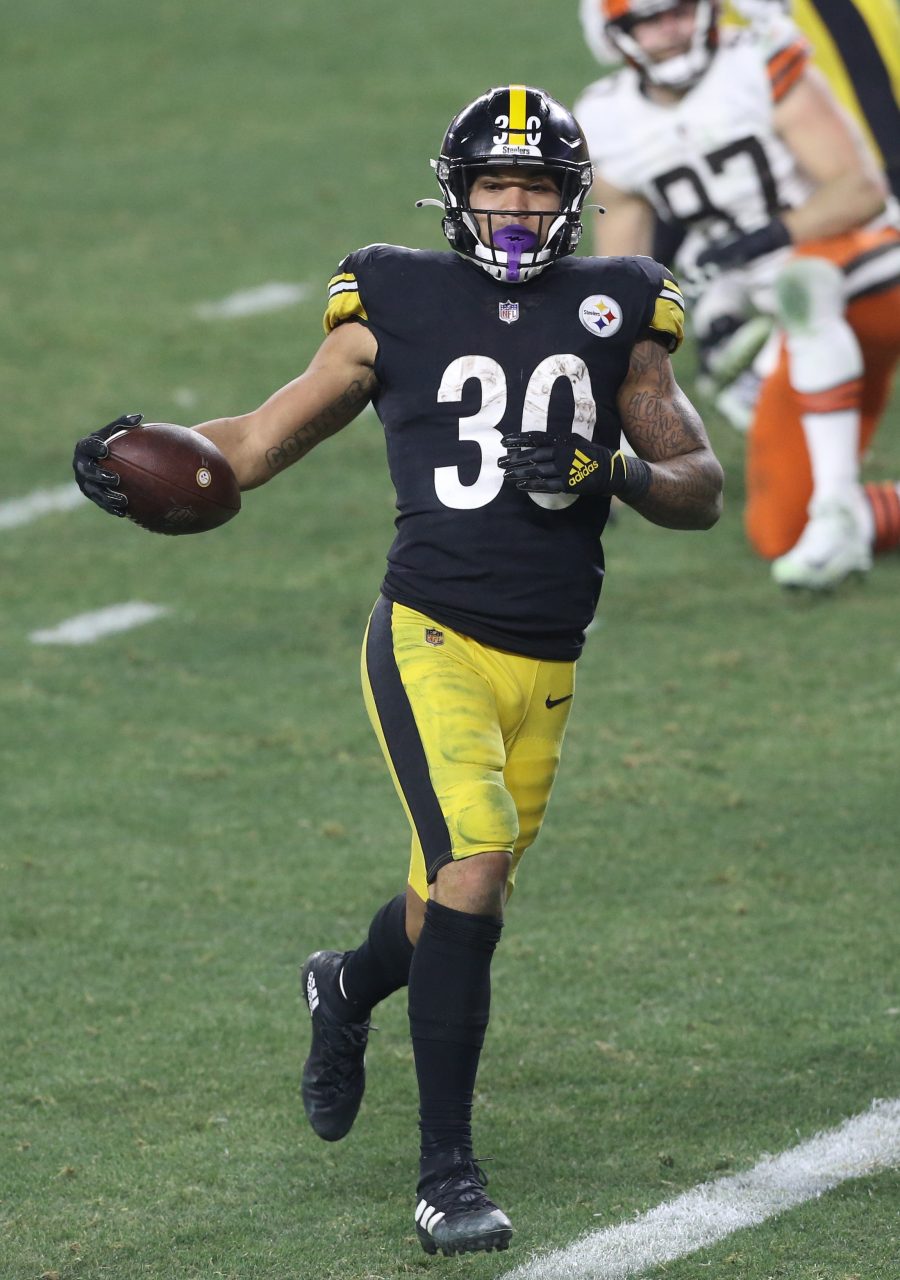 Cardinals Sign James Conner 8741