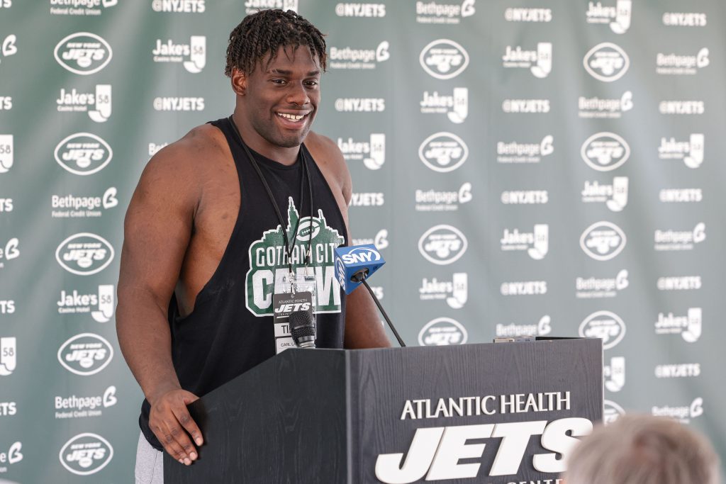 New York Jets sign free-agent EDGE Carl Lawson to 3-year deal (Report)