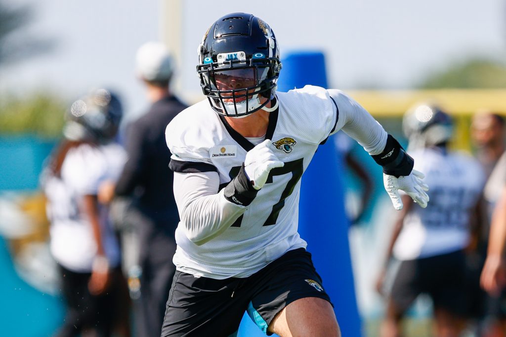 Titans signing OT Le'Raven Clark off the Eagles practice squad