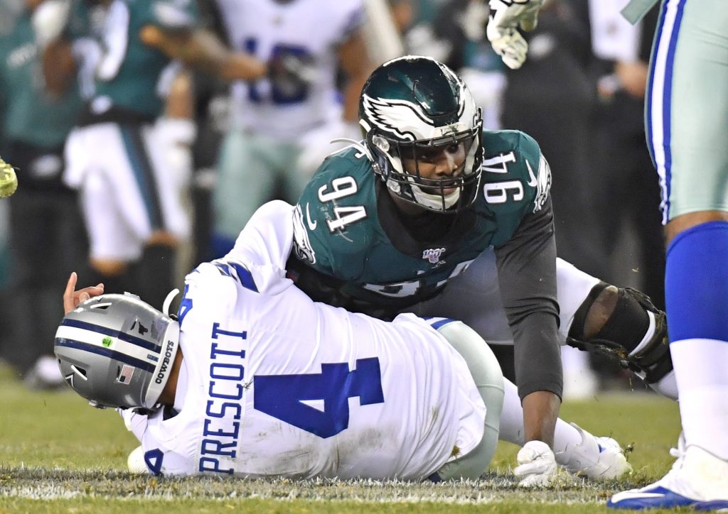 Eagles DE Sweat leaves game on stretcher after tackle