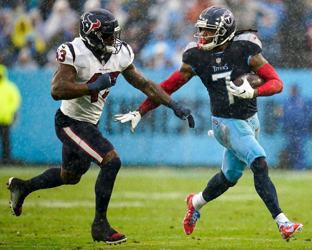 Texans linebacker Neville Hewitt earns starting nod with 'pure toughness'