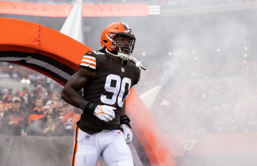 Cleveland Browns DE Jadeveon Clowney back from concussion