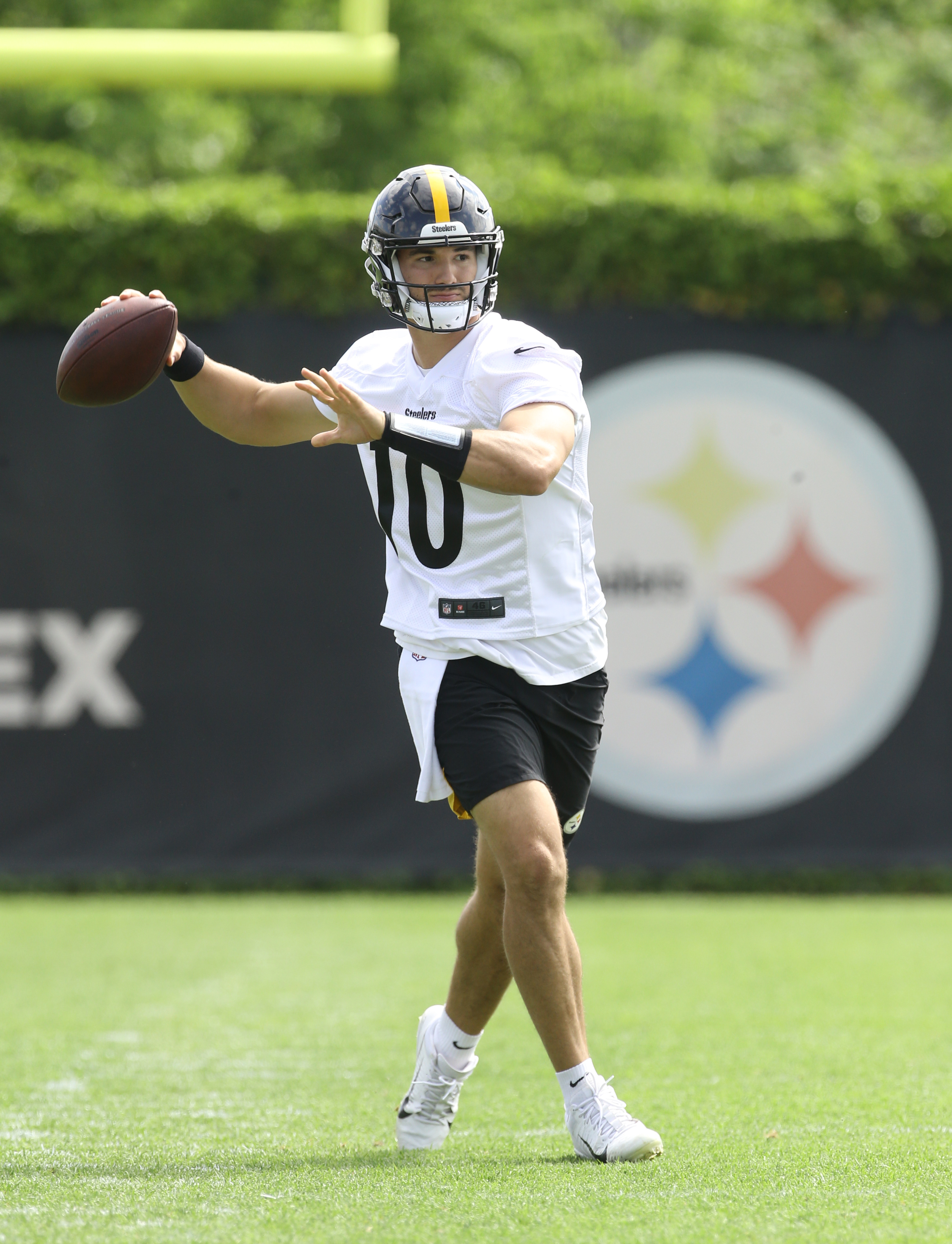 Kenny Pickett vs. Mitchell Trubisky: Who is winning Steelers' QB1 battle to  replace Ben Roethlisberger?