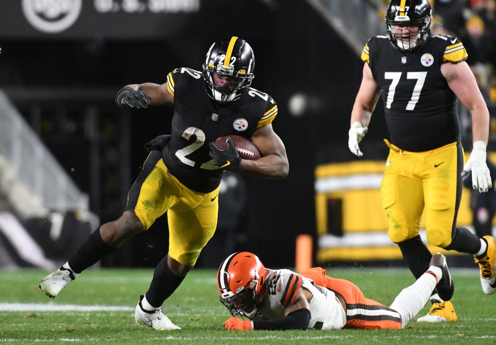 Steelers RB Najee Harris is using a Schutt F7 with an F7-EFOP-NB-VC  facemask, PRIZM Clear Oakley visor and a SportStar Victory XD…