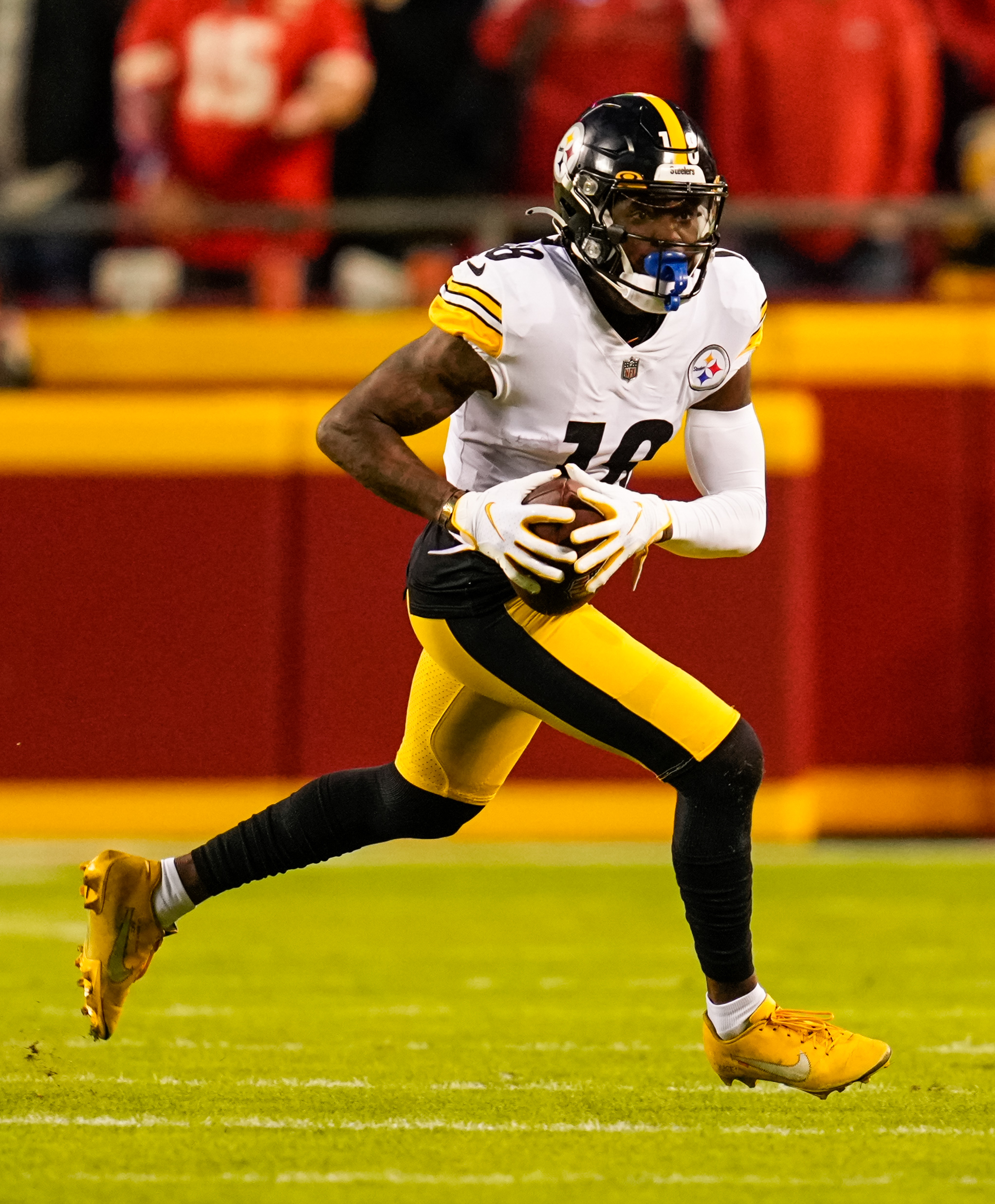 Steelers Move WR Diontae Johnson, RB Anthony McFarland To IR