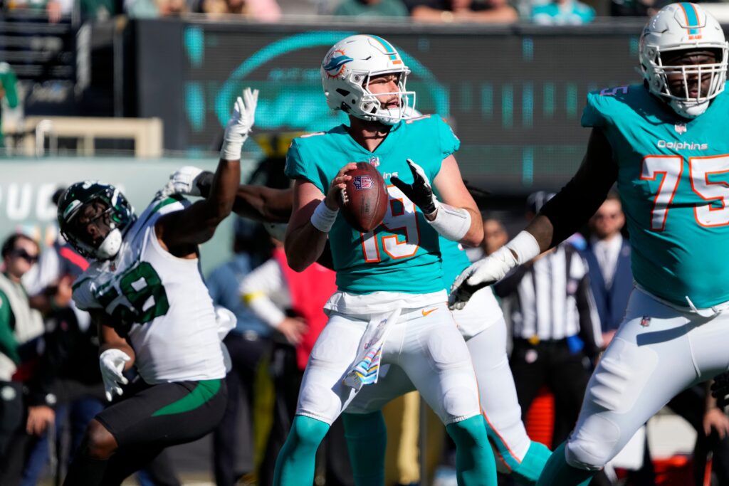 Skylar Thompson injury: Dolphins QB suffers injury in Week 6