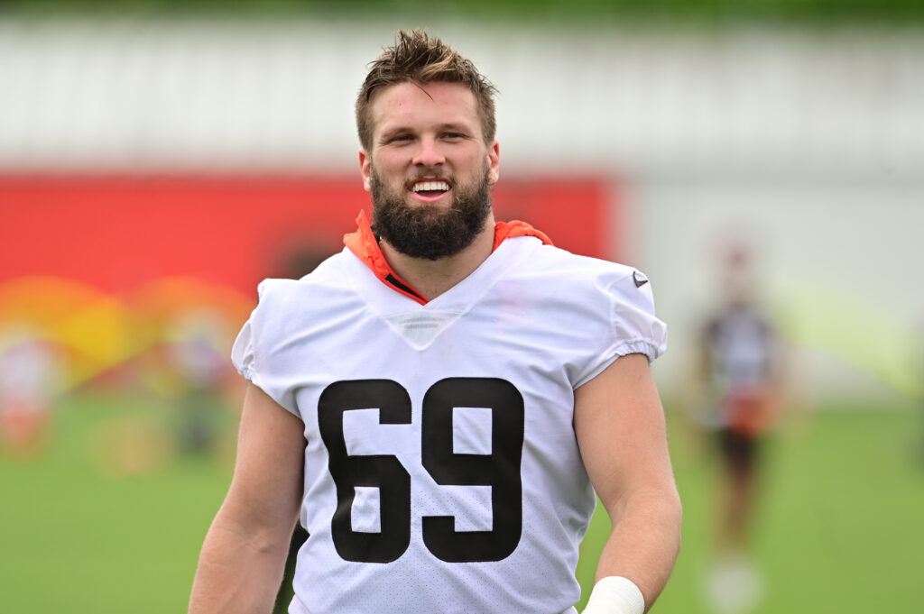 Cleveland Browns defensive end Chase Winovich (69) lines up for the snap  during an NFL football game against the Houston Texans on Sunday, December  4, 2022, in Houston. (AP Photo/Matt Patterson Stock