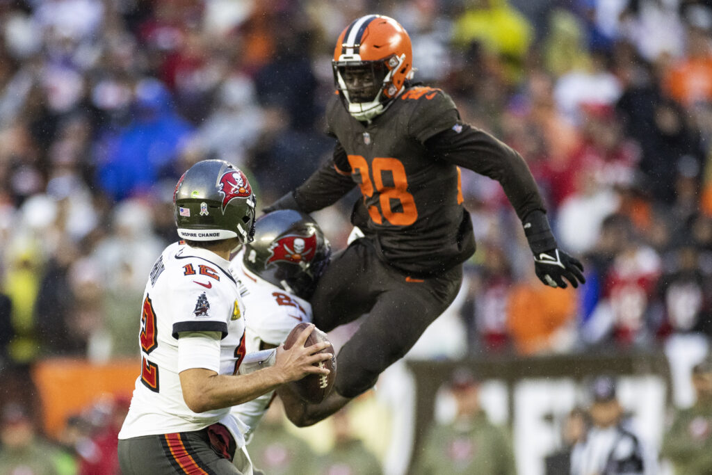 Browns lose another LB, Owusu-Koramoah (foot) out for season - The San  Diego Union-Tribune