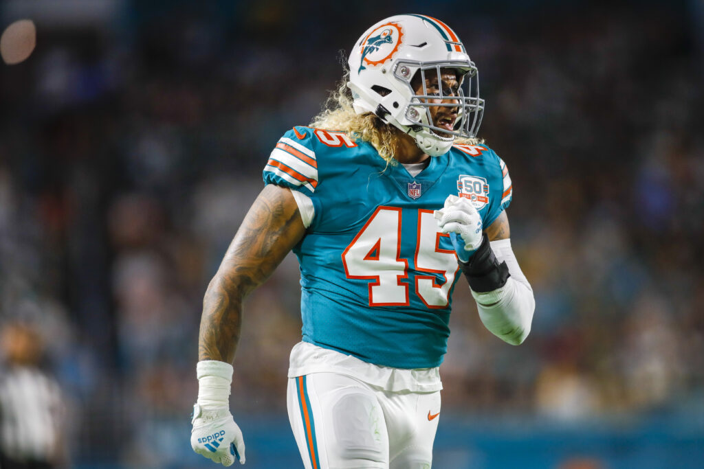 Miami Dolphins re-sign linebackers Elandon Roberts and Duke Riley