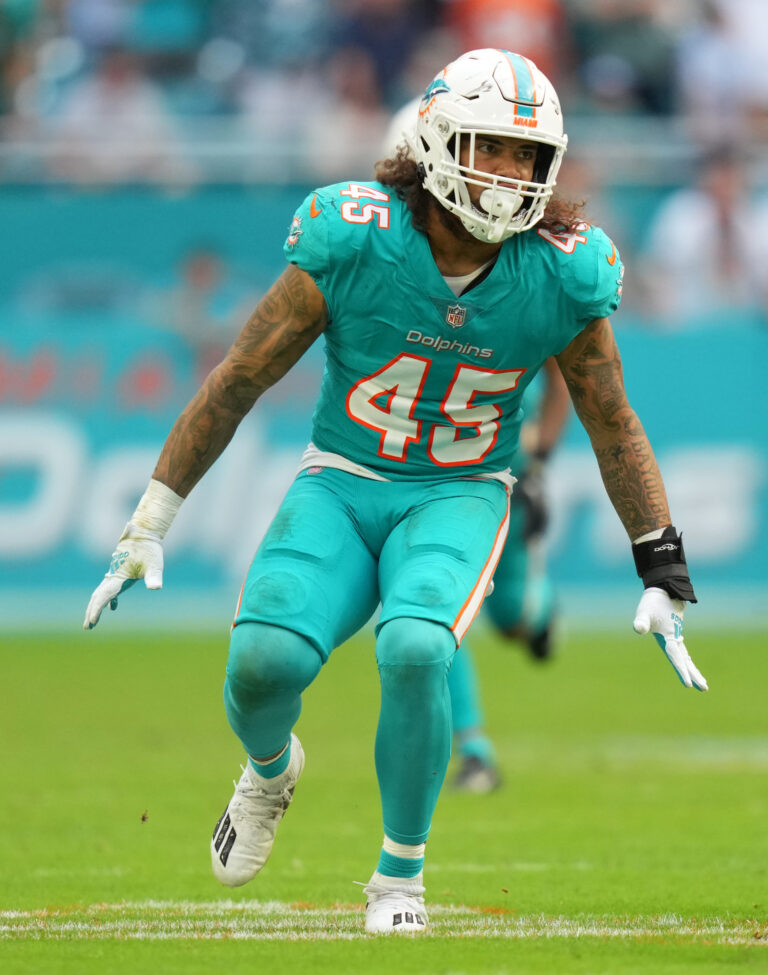 Dolphins ReSigning LB Duke Riley