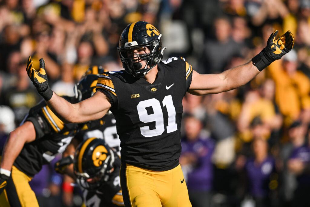 Packers Sign LB Lukas Van Ness