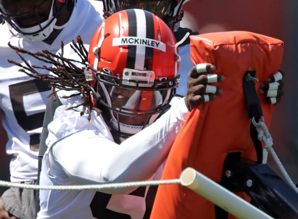 Cowboys: Details on DE Takk McKinley's deal emerge - A to Z Sports