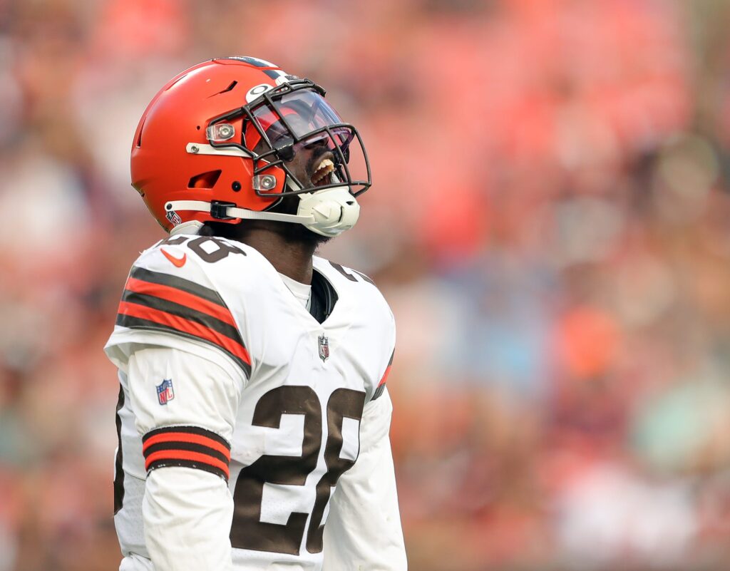 Browns place Kareem Hunt, Jeremiah Owusu-Koramoah on injured reserve