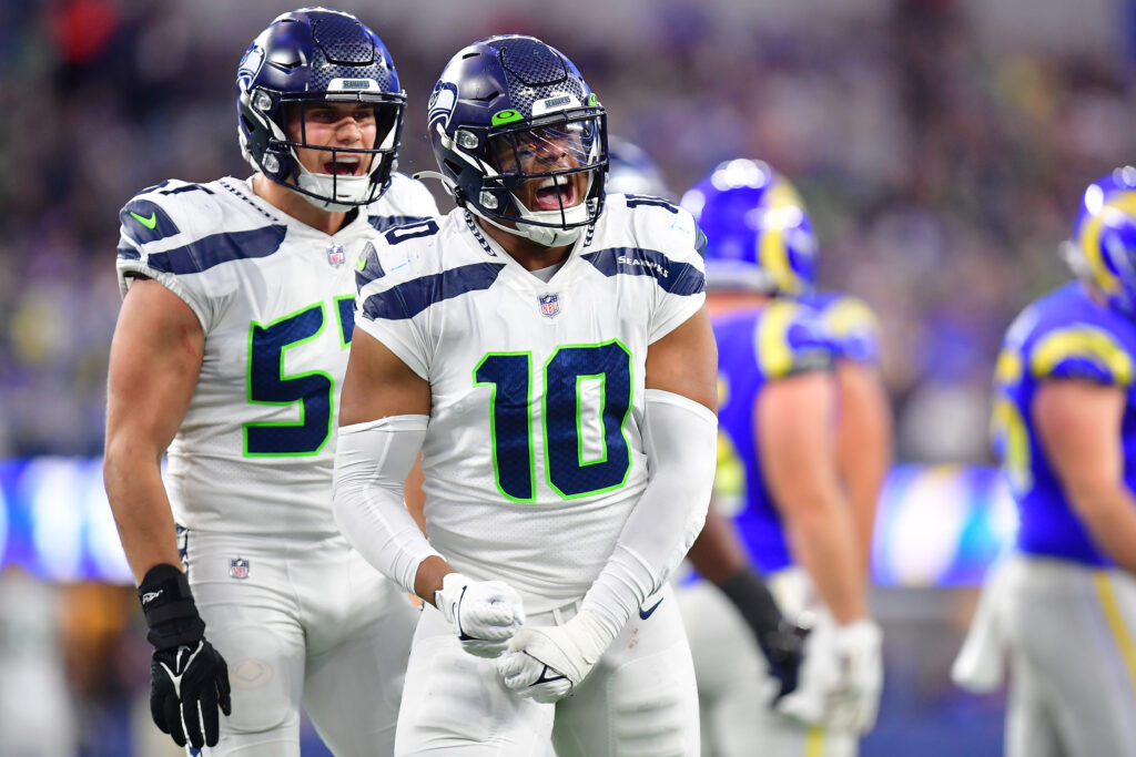 Seahawks Extend OLB Uchenna Nwosu