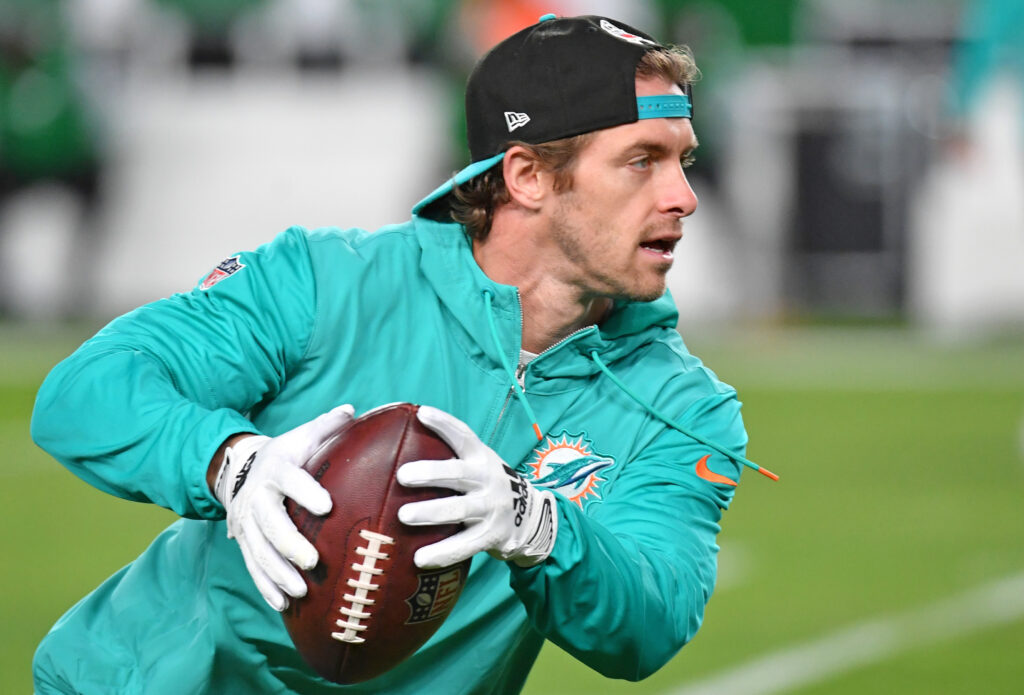 braxton berrios resigns with miami dolphins